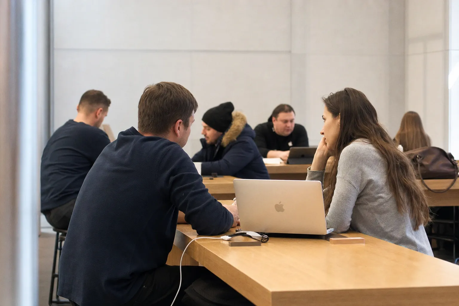 Apple тестирует ИИ-систему Live Notes для записи и суммаризации визитов в Genius Bar